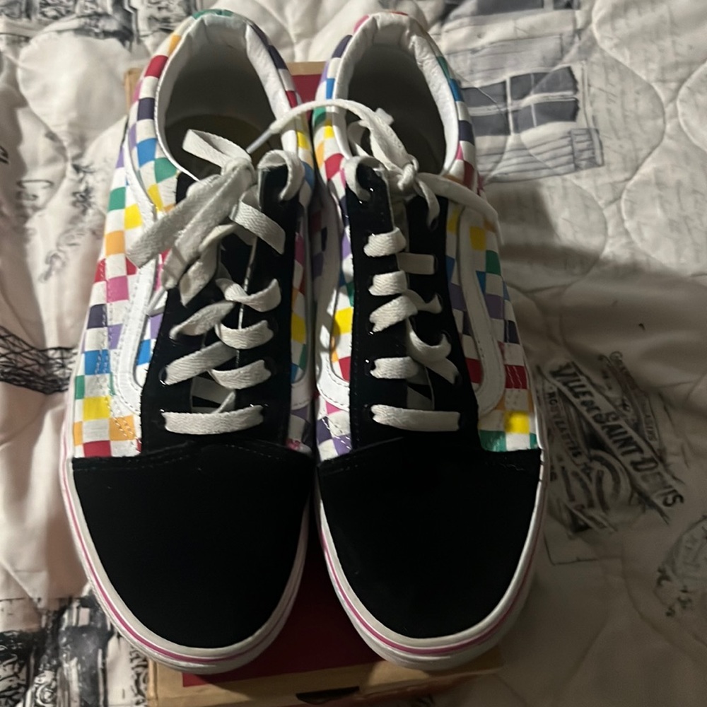 Woman’s 6 vans